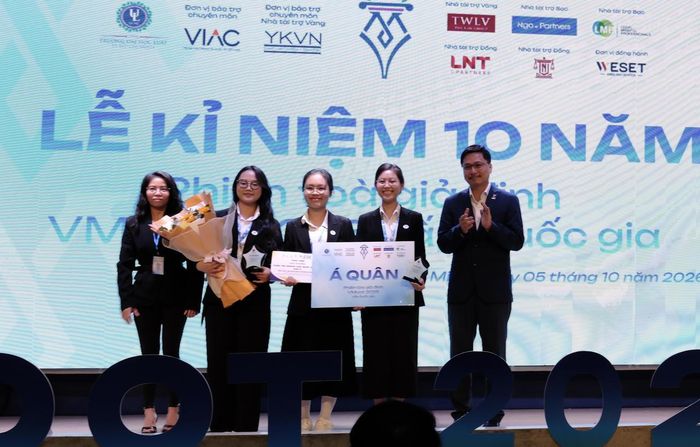 Ban tổ chức trao giải Nhì cho đội đến từ ĐH Cần Thơ. Ảnh: Thu Uyên