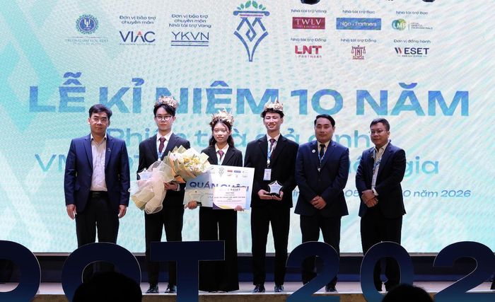 Đội sinh viên đến từ Trường ĐH Luật Hà Nội vô định cuộc thi VMoot 2026. Ảnh: Thu Uyên