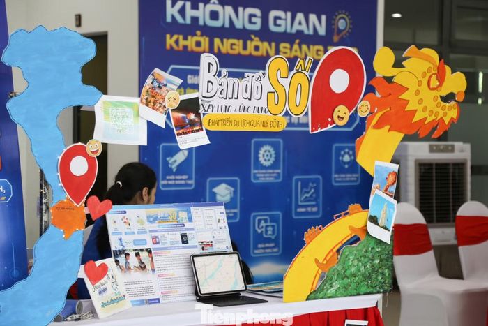 Mang đến triển lãm ứng dụng bản đồ số du lịch Đà Nẵng, nhóm bạn trẻ đến từ Trường THPT Quang Trung (phường Thanh Khê) giới thiệu về nền tảng bản đồ du lịch kết hợp trí tuệ nhân tạo (AI) và chatbot - hướng dẫn viên ảo cho người dân và du khách.