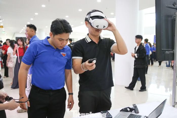 "Thông qua triển lãm lần này, nhóm mong muốn kết nối dự án với các chuyên gia, doanh nghiệp để được hỗ trợ phát triển, ứng dụng rộng rãi bản đồ số. Những sự kiện như thế này là sân chơi thiết thực để thúc đẩy chuyển đổi số trong đoàn viên, thanh niên", bạn Trần Hoàng Lâm (đại diện nhóm dự án) nói.