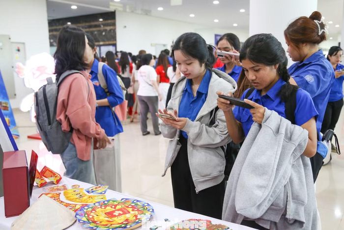 Hay dự án Vietverse mang đến hình thức giáo dục và trải nghiệm di sản văn hóa Việt Nam mới mẻ thông qua Phygital game-based learning (Học tập dựa trên trò chơi kết hợp thực - ảo), thu hút các bạn trẻ trải nghiệm.