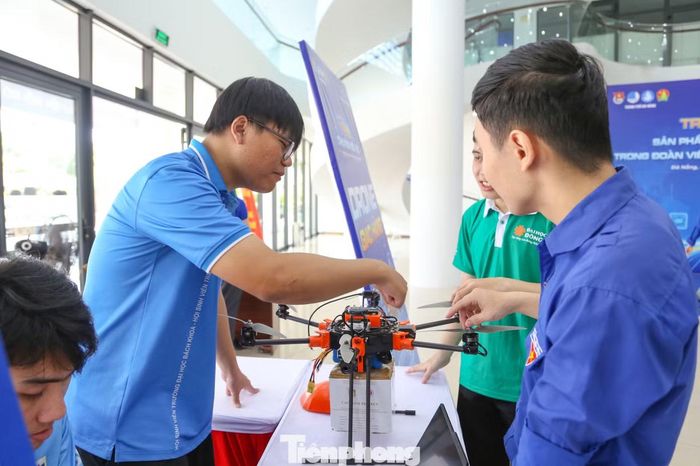 Mỗi không gian là một lát cắt về cách người trẻ tiếp cận và ứng dụng chuyển đổi số, từ những sản phẩm gần gũi với đời sống đến những công nghệ đòi hỏi tư duy và kỹ năng chuyên sâu.
