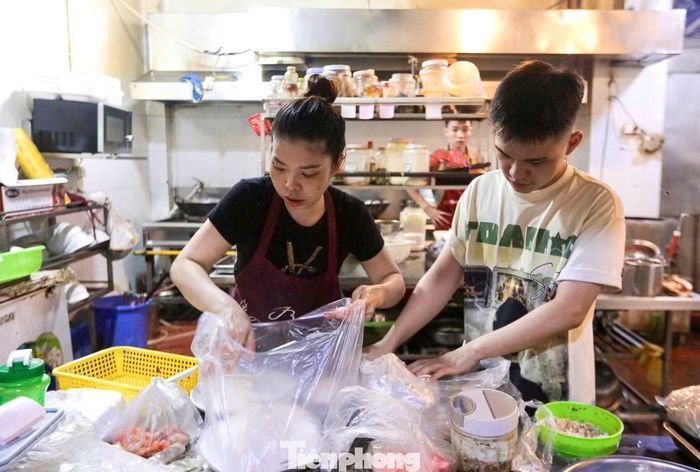 Gần như toàn bộ diện tích 113,7 m2 đất ở và kinh doanh bị thu hồi, chị Nguyễn Kim Phượng (số 7 Đại Từ) cho biết gia đình ảnh hưởng kế sinh nhai. Dù vậy, chị ủng hộ dự án mở rộng Quốc lộ 1A và mong phương án bồi thường, tái định cư phù hợp để sớm ổn định cuộc sống.