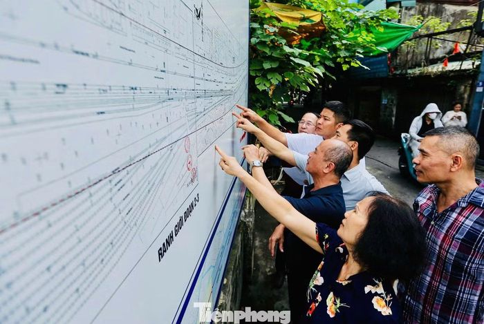 Ngõ 1 và ngõ 2 phố Đại Từ nằm sát hành lang đường sắt Bắc - Nam và đường Giải Phóng. Đây là nơi sinh sống của hàng chục hộ dân, chủ yếu là cán bộ đường sắt hưu trí và tiểu thương.