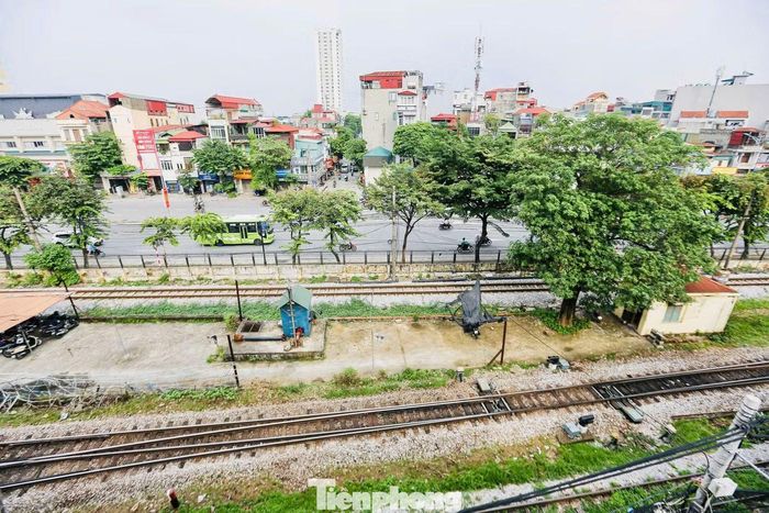 Hàng chục năm qua, người dân sống cạnh lối đi nhỏ sát hàng rào đường sắt thường đối mặt với tình trạng ùn tắc mỗi khi tàu chạy qua. Dự án mở rộng trục Quốc lộ 1A khi hoàn thành sẽ giúp giảm áp lực giao thông khu vực này.