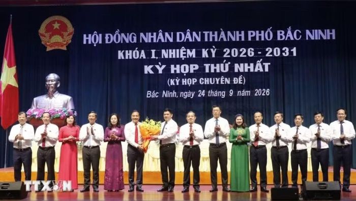 Lãnh đạo thành phố Bắc Ninh tặng hoa chúc mừng ông Đào Thanh Trường được bầu giữ chức Phó Chủ tịch UBND thành phố. Ảnh: Thanh Thương/TTXVN