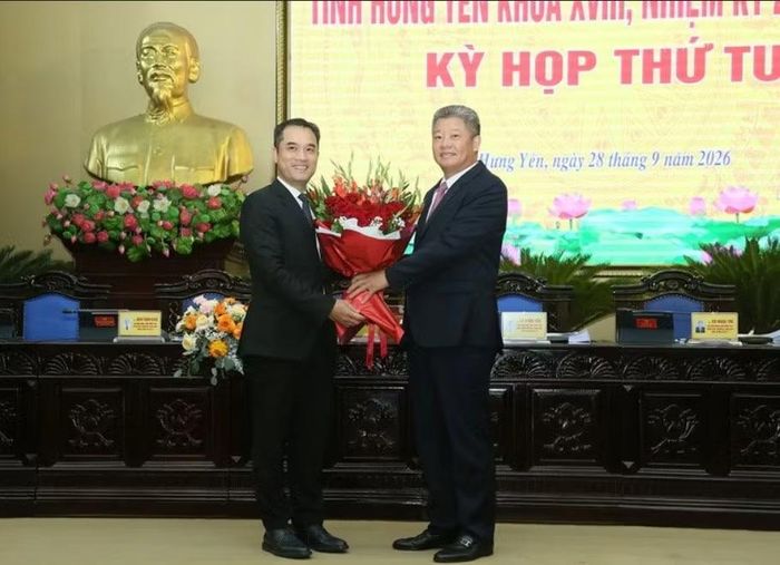 Ông Nguyễn Mạnh Quyền, Phó Bí thư Tỉnh ủy, Chủ tịch UBND tỉnh Hưng Yên tặng hoa chúc mừng ông Phạm Bảo Sơn (trái). Ảnh: Hungyen.gov.vn