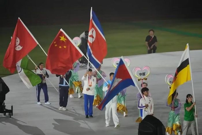 Cờ các đoàn thể thao xuất hiện trong lễ bế mạc Asiad 20