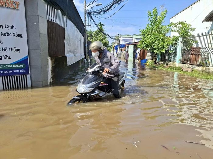 Tại phường Thủ Đức nước vẫn ngập nặng sau nhiều cơn mưa lớn