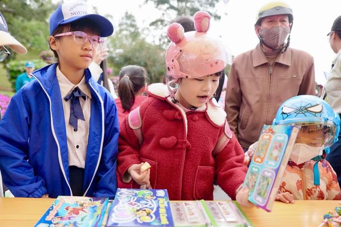 Học sinh tham gia đổi rác thải nhựa lấy quà.