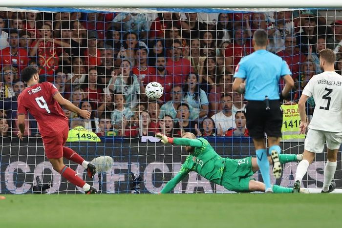  Ramos ghi bàn ấn định thắng lợi 2-1 cho Bồ Đào Nha. 