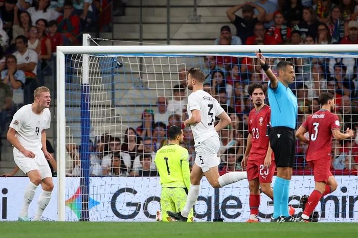  Kristoffer Ajer (giữa) ăn mừng sau khi mở tỷ số trước Bồ Đào Nha. 