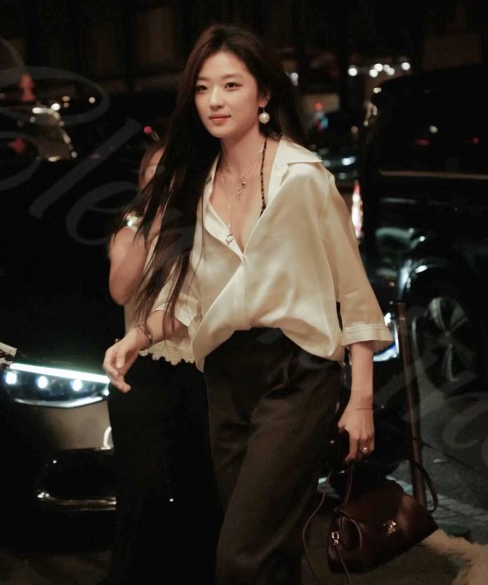  Trang Sina đưa tin nữ diễn viên Tôn Thiên xuất hiện tại Tuần lễ thời trang Paris để tham dự show diễn của thương hiệu Celine. Ngay từ loạt ảnh ở sân bay cho tới khách sạn, người đẹp phim Đầu xuân tươi sáng liên tiếp nhận được sự chú ý của truyền thông và lời khen của công chúng. Nữ diễn viên được bắt gặp diện áo sơ mi trắng tối giản với thiết kế cổ áo mở lệch không cố tình gợi cảm, không dung tục, đem lại cảm giác thoải mái, tự nhiên. 