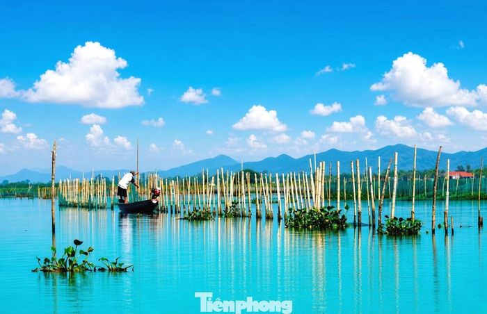 Bốn tổ tuyên truyền của xã cũng được thành lập, trực tiếp đến từng hộ dân để giải thích quy định, vận động ký cam kết và theo dõi tiến độ tháo dỡ.