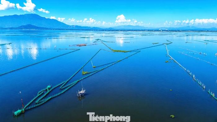 Việc định vị, cắm mốc và bàn giao vị trí khai thác thủy sản cũng được tiến hành, nhằm xác lập ranh giới rõ ràng, giúp ngư dân ổn định sinh kế và tạo cơ sở để chính quyền quản lý mặt nước đầm phá.