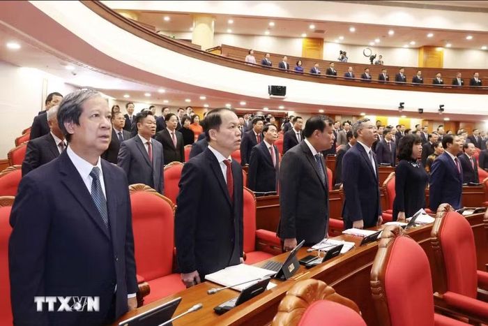 Các đại biểu thực hiện nghi lễ chào cờ. Ảnh: TTXVN