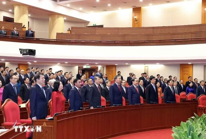 Tổng Bí thư, Chủ tịch nước Tô Lâm và các đại biểu thực hiện nghi lễ chào cờ. (Ảnh: Thống Nhất/TTXVN). Ảnh: TTXVN.