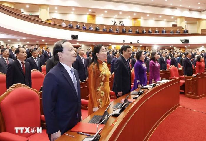Các đại biểu thực hiện nghi lễ chào cờ. Ảnh: TTXVN)