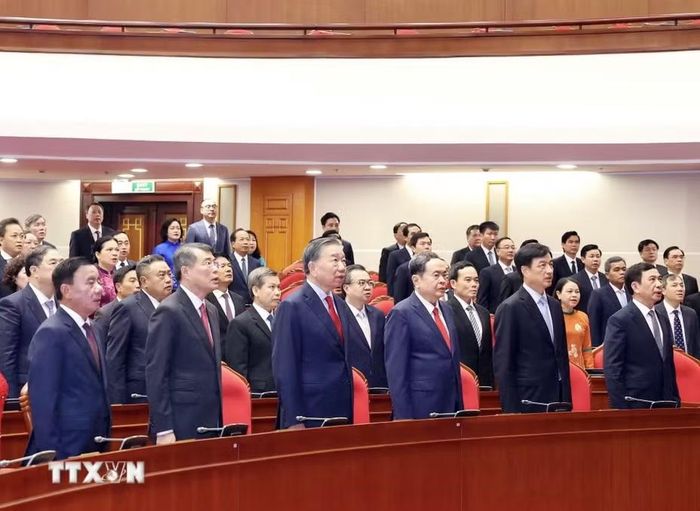 Tổng Bí thư, Chủ tịch nước Tô Lâm và các đại biểu thực hiện nghi lễ chào cờ. Ảnh: TTXVN.