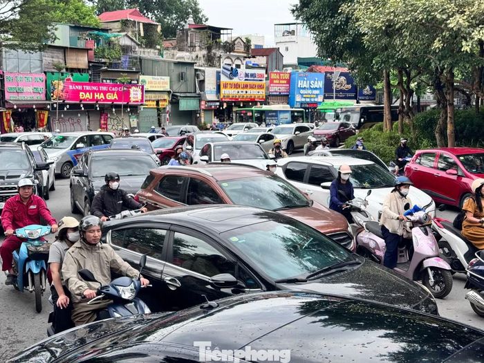 Tại nút giao Bưởi - Võ Chí Công - Hoàng Quốc Việt, giao thông ùn tắc trong giờ cao điểm, lượng phương tiện lớn dồn về nút giao khiến nhiều hướng di chuyển gặp khó khăn.