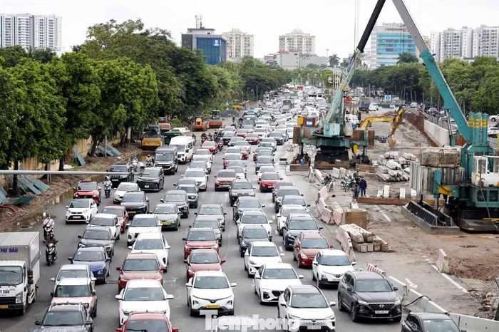 Từ ngày 27/9, Hà Nội điều chỉnh tổ chức giao thông tại một số điểm mở dải phân cách trên đường Cổ Linh để phục vụ thi công hầm chui nút giao Cổ Linh, đồng thời hạn chế ùn tắc và bảo đảm an toàn giao thông.