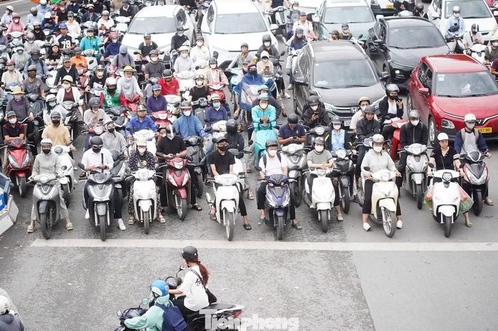 Tình trạng ùn ứ tiếp diễn trên trục Trường Chinh - Đại La và khu vực các nhánh lên, xuống đường Vành đai 2.