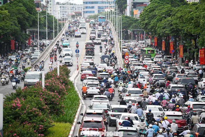 Trên trục Trần Duy Hưng, tình trạng ùn ứ tập trung chủ yếu ở một chiều đường, trong khi chiều ngược lại lưu thông thuận lợi hơn.