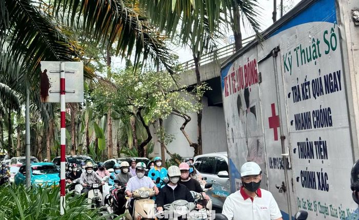 Nhiều thời điểm, dòng xe qua nút giao Bưởi - Võ Chí Công - Hoàng Quốc Việt nhích từng mét.