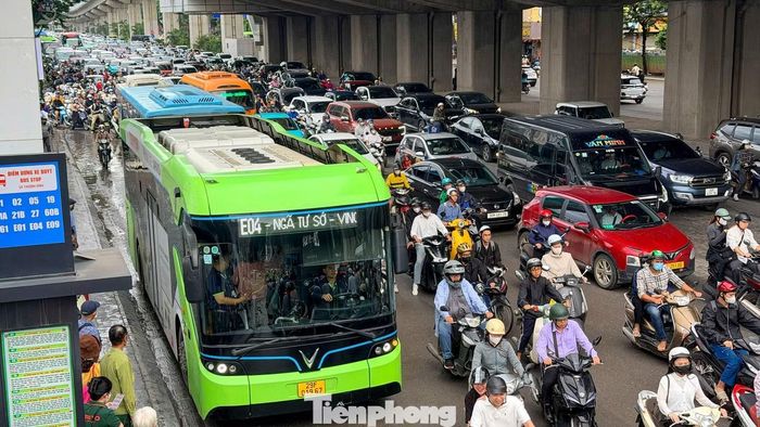 Xe buýt mất nhiều thời gian để tiếp cận các điểm đón, trả khách trên đường Nguyễn Trãi.