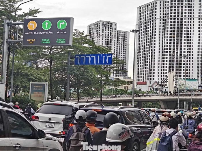 Tại Ngã Tư Sở, bảng điện tử giao thông hiển thị cảnh báo “mật độ cao” trên hướng Nguyễn Trãi, trong khi hướng đường Láng và Tây Sơn ở trạng thái thông thoáng vào khoảng hơn 7h30.