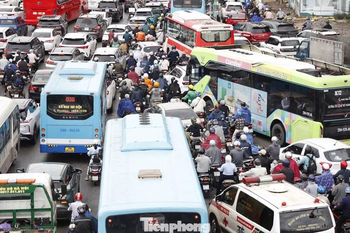 Tại điểm mở đối diện ngõ 64 Cổ Linh, ôtô không được quay đầu, rẽ trái trong giờ cao điểm sáng từ 6h30 đến 8h30 và chiều từ 16h30 đến 18h30.