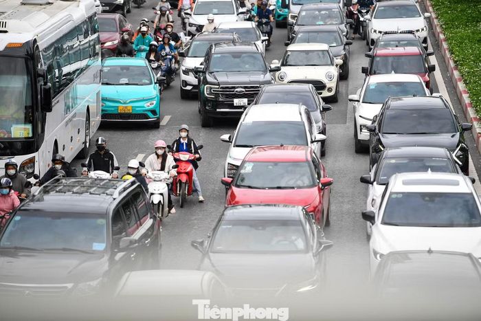Càng gần các nút giao, mật độ xe càng tăng, nhiều người phải mất thêm thời gian cho quãng đường ngắn.