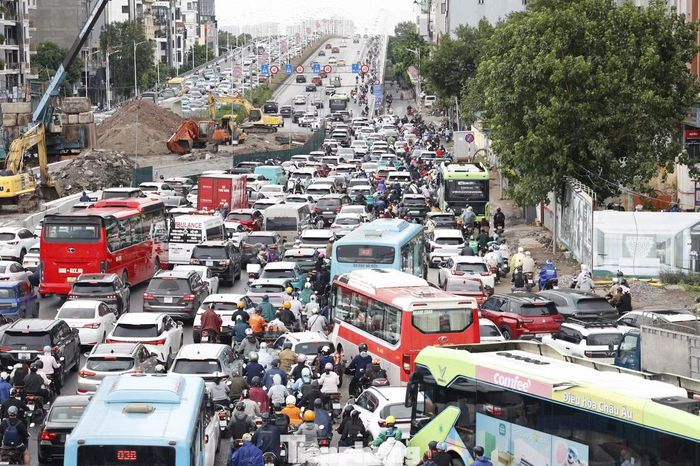 Ở phía Đông thành phố, khu vực nút giao Cổ Linh - đường dẫn cầu Vĩnh Tuy cũng ghi nhận lượng phương tiện lớn trong giờ cao điểm sáng 5/10.