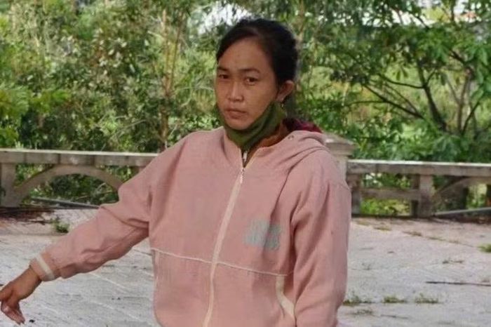 Người phụ nữ giả vờ hỏi mua rồi đeo vàng bỏ chạy và bị bắt giữ. Ảnh: Công an Tây Ninh