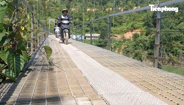 Cầu treo Bản Lầu do Công ty TNHH Bảo Sơn xây dựng tại xã Ngọc Long, tỉnh Tuyên Quang. Ảnh Phú Nguyễn.