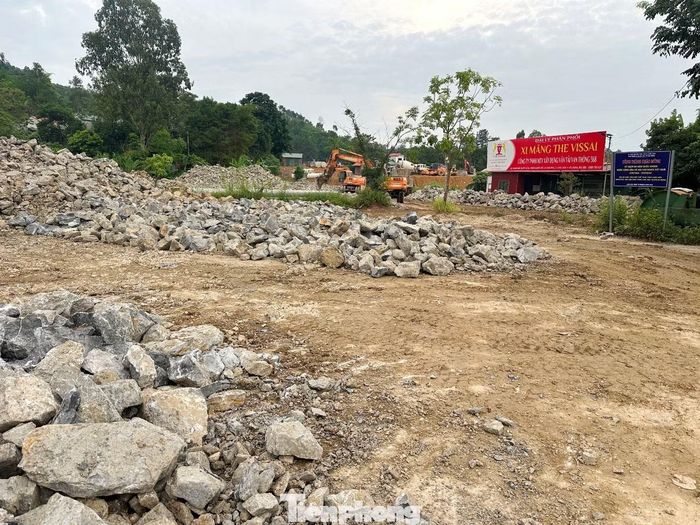 Trong buổi khảo sát, kiểm tra tiến độ thi công dự án cuối tháng 9/2026, Phó Chủ tịch UBND tỉnh Lạng Sơn Đoàn Thanh Sơn đánh giá, mặc dù một số hạng mục chính đã có mặt bằng thi công nhưng đến nay tình hình triển khai dự án vẫn chưa đạt yêu cầu, tổng giá trị xây lắp mới đạt khoảng 39%, thời gian hoàn thành dự án chỉ còn khoảng một năm.
