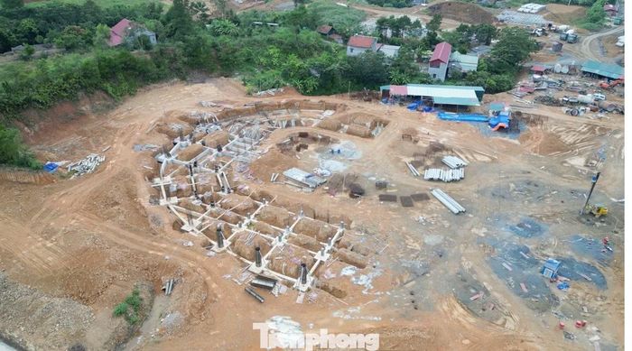 Hiện trường thi công xây dựng sân bóng đá, các nhà thầu đang đổ móng trụ công trình
