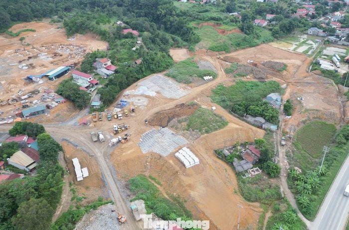 Công trình có 11 hạng mục thi công, trong đó có sân bóng đá với 25.000 chỗ ngồi; nhà thi đấu đa năng sức chứa 4.000 chỗ ngồi, phục vụ nhiều môn thể thao thi đấu trong nhà.