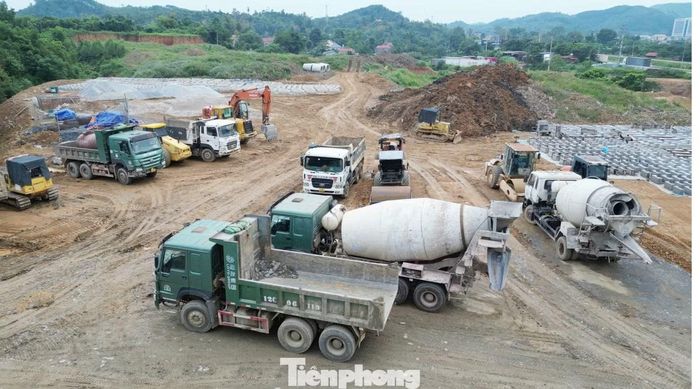 Ban Quản lý dự án đầu tư xây dựng tỉnh Lạng Sơn (chủ đầu tư) cho biết, dự án vừa cơ bản hoàn giải phóng mặt bằng các hạng mục xây dựng chính như sân thể thao, nhà thi đấu trong nhà, hiện các nhà thầu đang khẩn trương tập trung máy móc thi công.