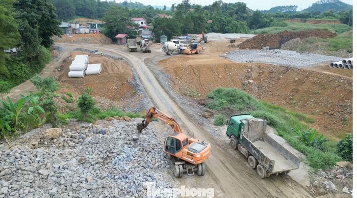 Với chủ đầu tư là Ban Quản lý dự án đầu tư xây dựng tỉnh, ông Sơn yêu cầu, chỉ đạo các nhà thầu huy động tối đa nhân lực, thiết bị, tổ chức thi công liên tục trên phần diện tích đã có mặt bằng; riêng các hạng mục Nhà thi đấu đa năng, Nhà tập luyện thể thao tập trung đẩy nhanh ép cọc, hoàn thành móng, thi công tổng thể trong tháng 10.