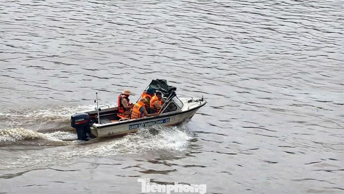 Cảnh sát Giao thông đường thủy huy động phương tiện tham gia tìm kiếm nạn nhân mất tích.