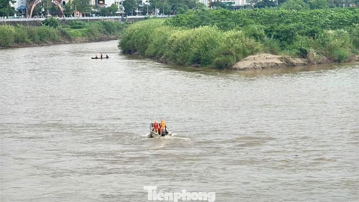 Các lực lượng mở rộng phạm vi tìm kiếm nạn nhân mất tích trên sông Hồng.