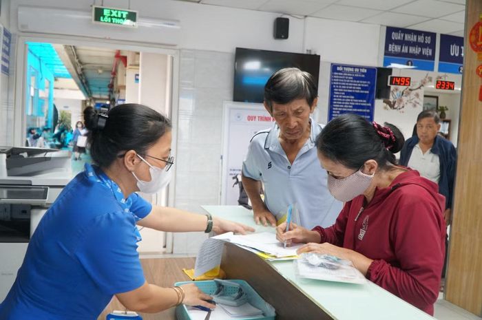 Người cao tuổi đến khám tại Bệnh viện Thống Nhất