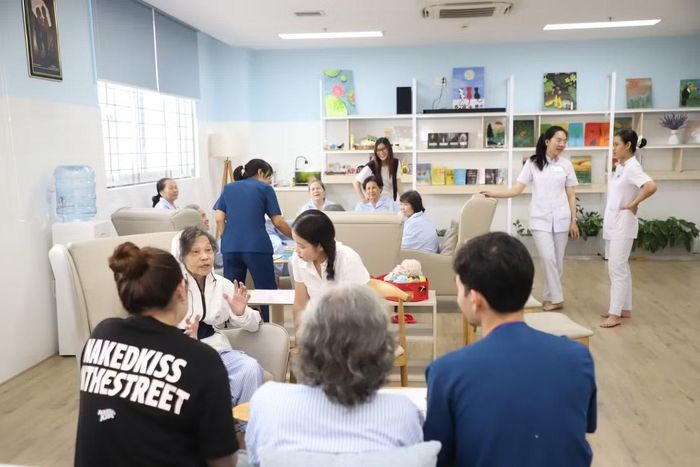 Người cao tuổi được chăm sóc, điều trị tại Bệnh viện Phục hồi chức năng - Điều trị bệnh nghề nghiệp. Ảnh: Ngô Tùng