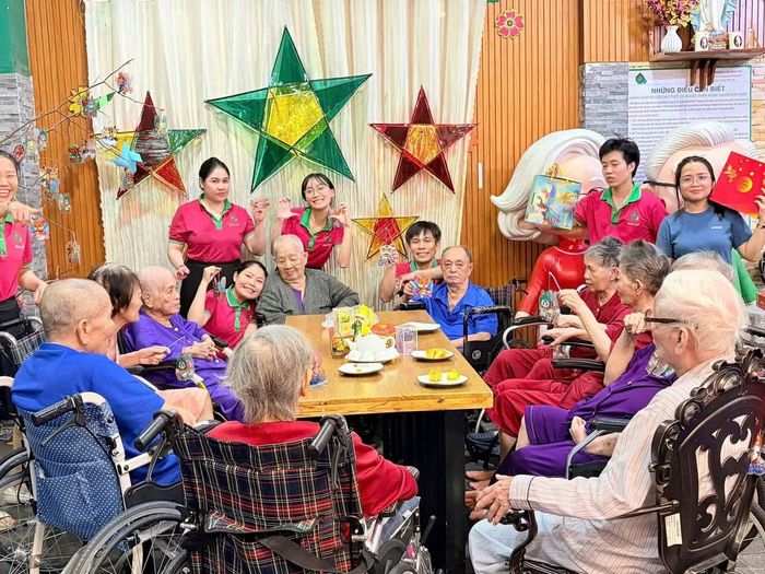 Người cao tuổi được chăm sóc tại Viện dưỡng lão Bình Mỹ (TPHCM). Ảnh: Huế Xuân