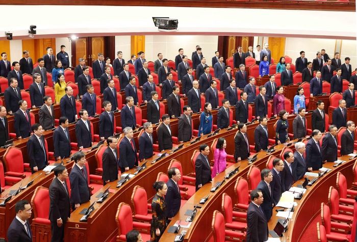  Các đại biểu thực hiện nghi thức chào cờ tại phiên khai mạc hội nghị. Ảnh: TTXVN. 