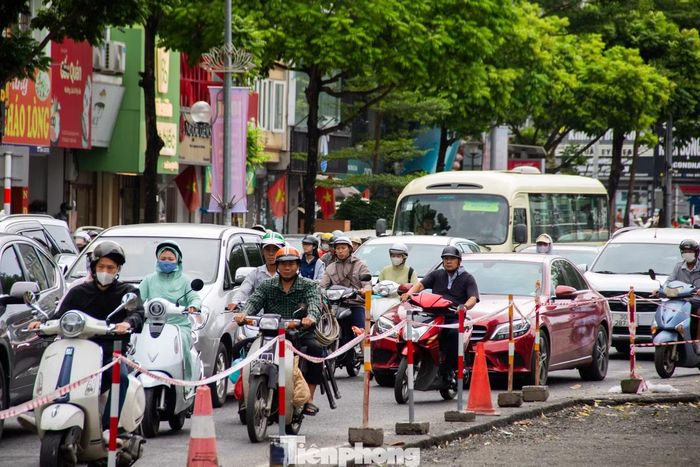 Rào chắn thi công xén dải phân cách khiến mặt đường bị thu hẹp, trong khi lượng phương tiện qua khu vực tăng cao.