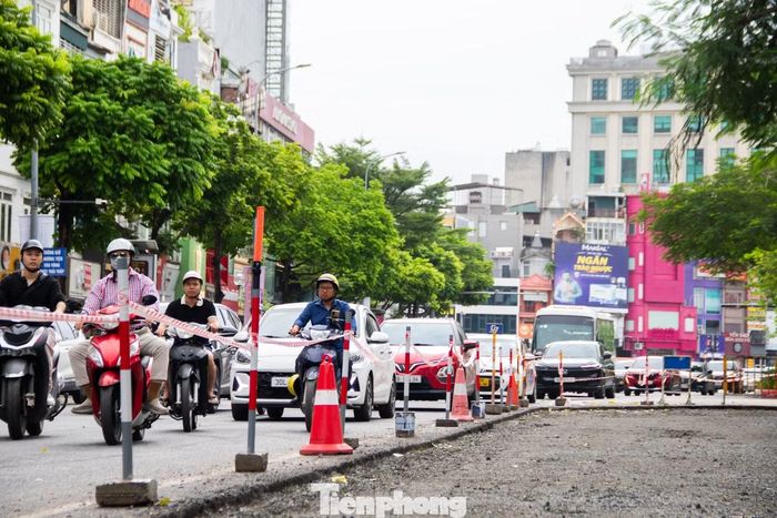 Nhằm tháo gỡ điểm nghẽn này, Sở Xây dựng Hà Nội đã ban hành phương án điều chỉnh tổ chức giao thông đoạn từ số nhà 34 đến số 80 Ô Chợ Dừa, tiến hành xén bớt dải phân cách giữa để mở rộng lòng đường và tổ chức thành 3 làn xe chạy mỗi chiều.