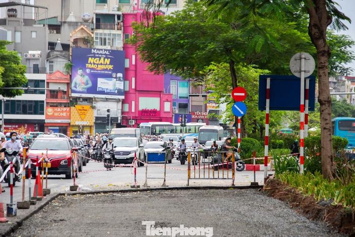 Lượng phương tiện tăng cao sau khi Vành đai 1 thông xe kỹ thuật khiến Ô Chợ Dừa trở thành “nút thắt” trong giờ cao điểm.