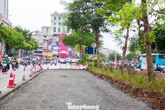 Sau khi việc xén dải phân cách hoàn tất, phương án tổ chức giao thông mới sẽ chính thức áp dụng. Lòng đường mở rộng được thảm đồng bộ kết cấu và chia thành 3 làn xe chạy mỗi chiều bằng vạch sơn phản quang, kỳ vọng sẽ xóa dứt điểm nút thắt cổ chai và đồng bộ năng lực giao thông trên toàn trục Vành đai 1.